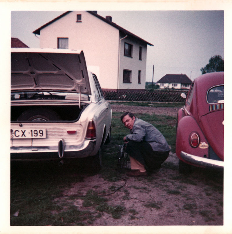 Ford
                Taunus 17m und VW Käfer